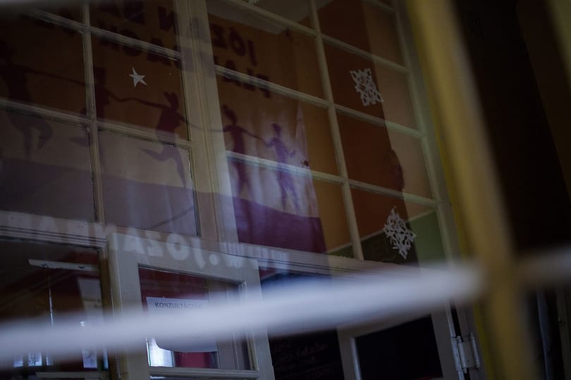 Büdös bogárként rázzák le az orvosok a drogos kismamákat