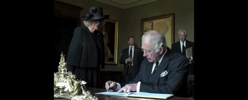 Videón, ahogyan egy töltőtoll látványosan felbosszantja III. Károly királyt