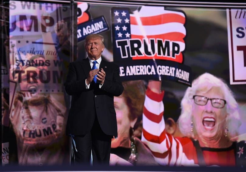 Cipőgyújtogatással tiltakoznak Trump ellen