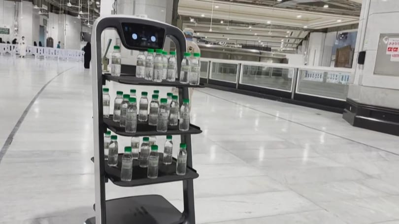 Videó: Robotok osztják a Zamzam-forrás vizét a mekkai zarándoklaton