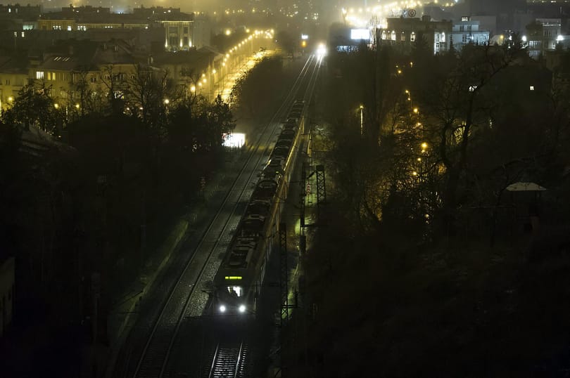 Kövek hullottak a sínekre a Délinél