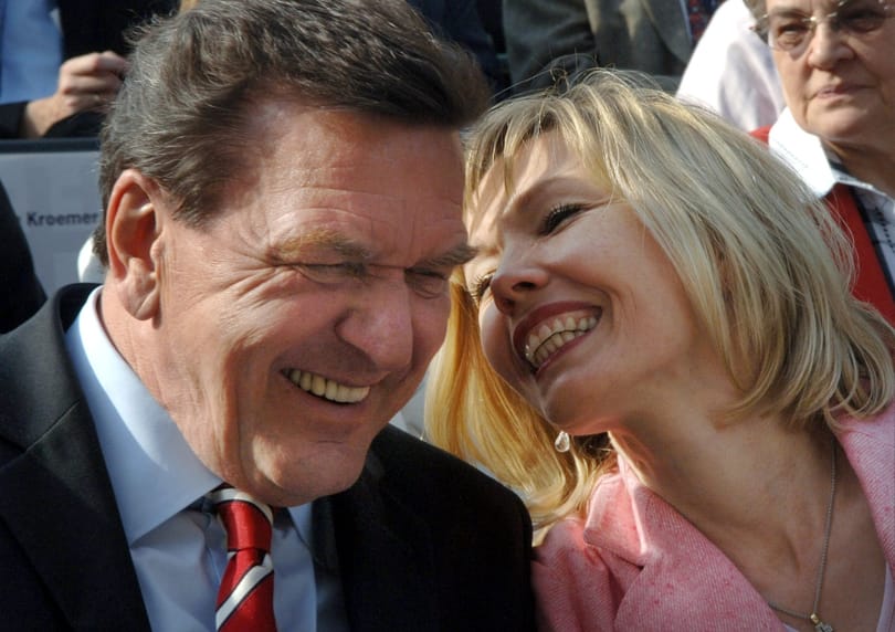 18 év után elválik feleségétől Gerhard Schröder