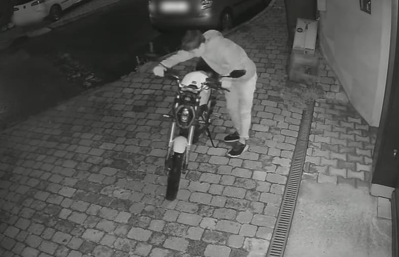 Tanácstalan tolvajt keresnek Pécsen, aki egy elektromos motort próbált meg berúgni -– videó