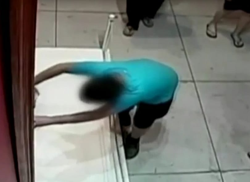 Béna diák tett tönkre egy értékes festményt Tajpejben - videó