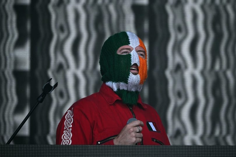 „Nem látjuk szívesen a zenekart a kerületünkben” – Óbuda polgármestere is támogatja a petíciót a Kneecap Sziget-koncertje ellen