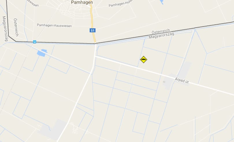 Villanypóznát döntött egy autós, nincs áram több házban