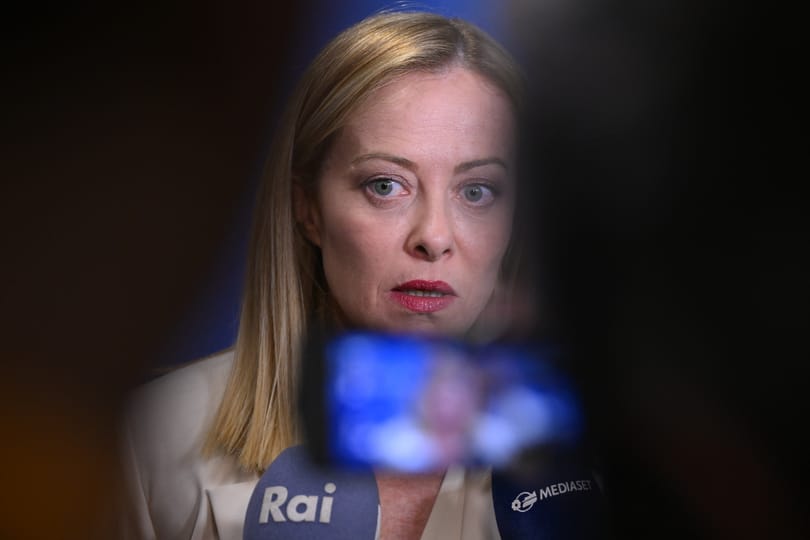 Bekapcsolva maradt a mikrofon, amikor Giorgia Meloni arról beszélt: legszívesebben sose nyilatkozna az olasz sajtónak