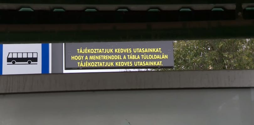 Kecskeméten háttal szerelték fel a digitális menetrend táblát