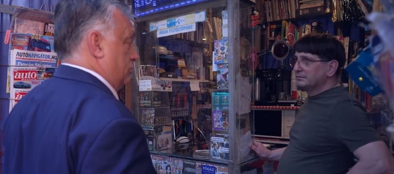 Orbán Viktor vett egy HVG-t, pont azt, amelyen az apja hatvanpusztai építkezése van címlapon