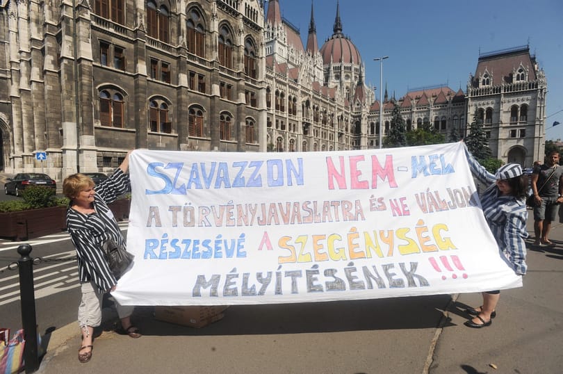 Rabruhás tüntetők mennek a Parlament elé