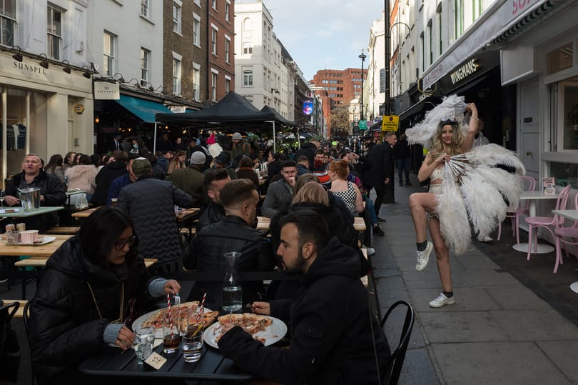 Ez már egy más világ: így nézett ki 97 nap után az első szabad este a briteknél