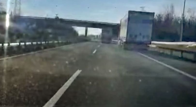 Pénzbüntetéssel megúszta a sofőr, aki a kamionjával ittasan szlalomozott az M1-esen - videó