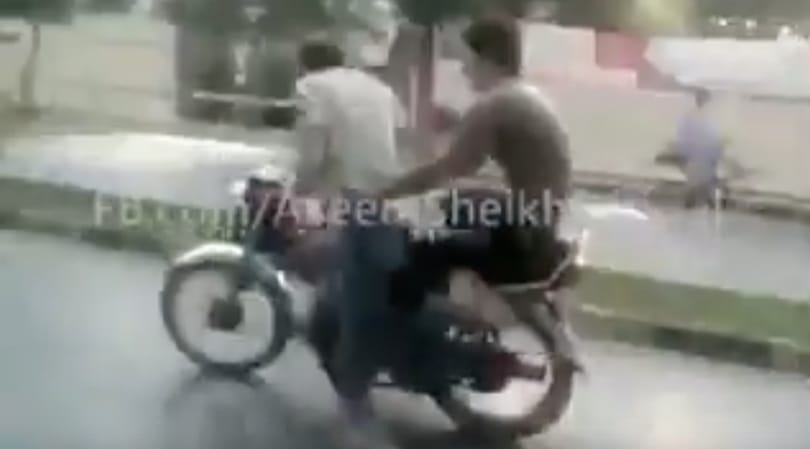 Instant karma: Azt gondolta a motoros, jó ötlet a motorkerékpár mellett futni – videó