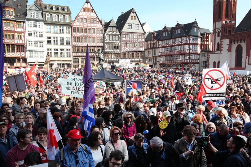 Több ezer ember tüntet még mindig Frankfurt közepén