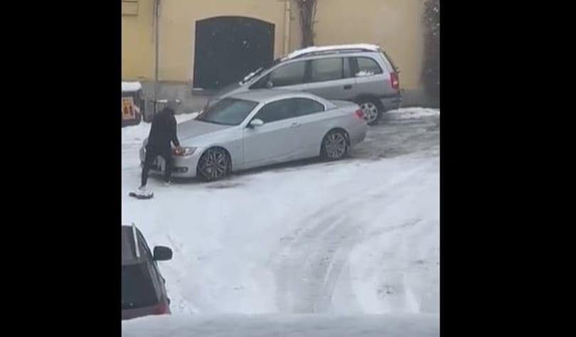 Nem sikerült eltalálni a BMW-n, melyik kerekére való a hólánc – videó