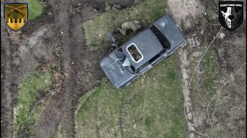Videón, ahogy egy orosz katonákkal teli autót gránáttalálat ér