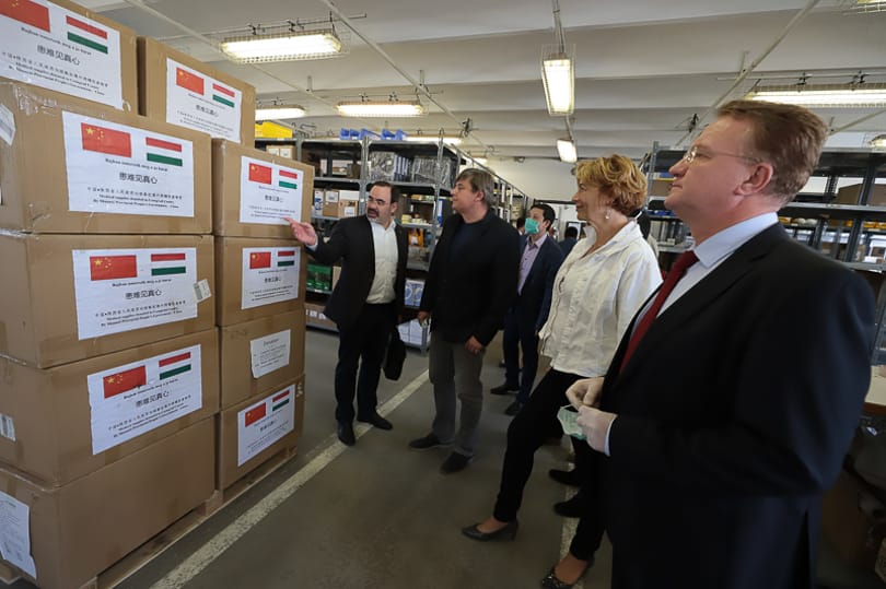 A koronavírust elkapó szegedi rektor maszkok átadásán járt, védőmaszk nélkül