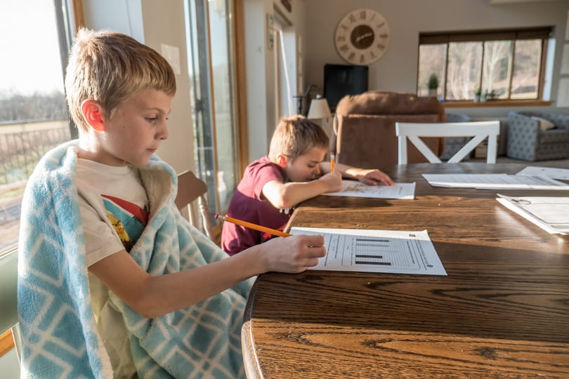 Mit tehetünk, ha kamasz gyerekünk féltékeny a testvérére?