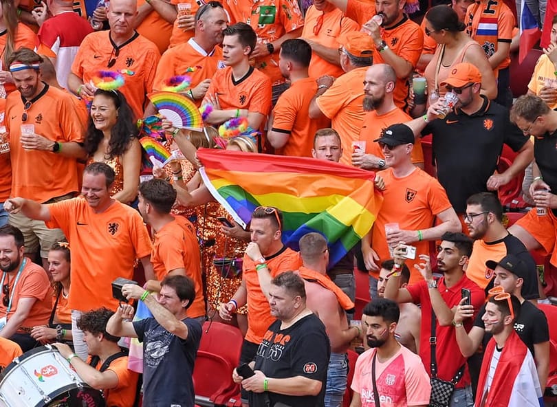 Az UEFA cáfolja, hogy kitiltotta volna a szivárványos zászlókat a holland-cseh meccsről