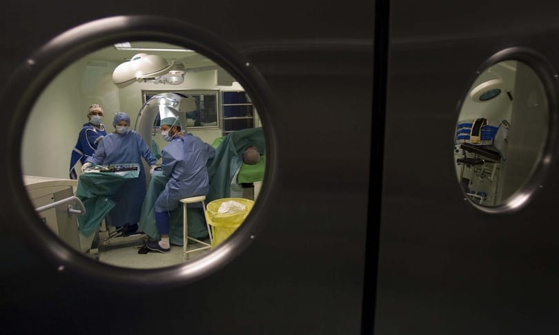 Luxuskörülményekkel csábítják a magyar orvosokat a fejvadászok