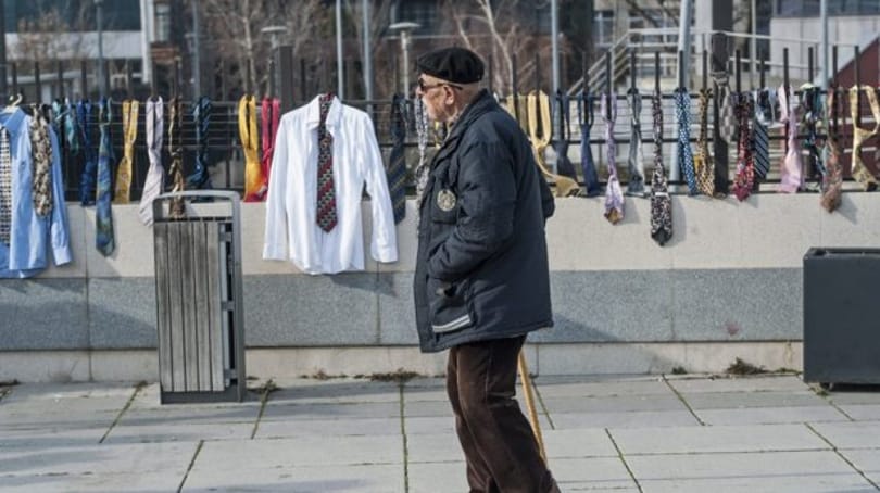 Teleaggatták nyakkendővel az új ruhára áhítozó koszovói kormányfő hivatalának kerítését