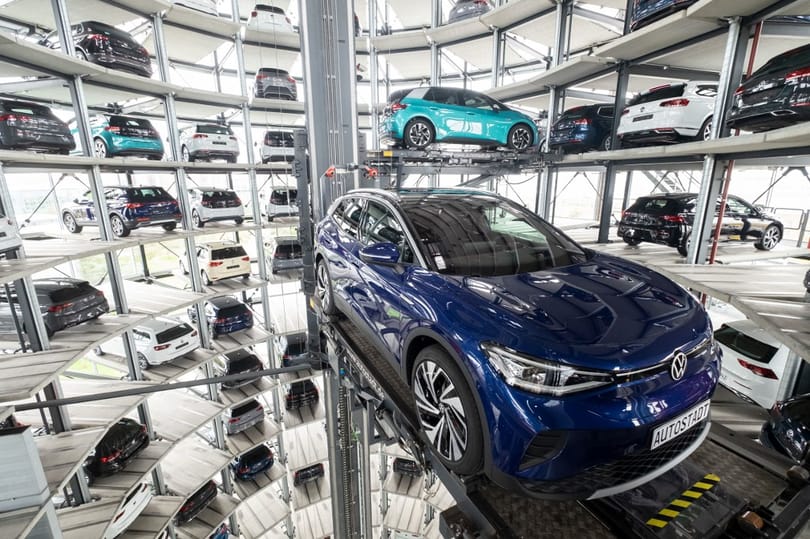 Először drágult több mint egy évtized után az elektromos autók legfontosabb összetevője