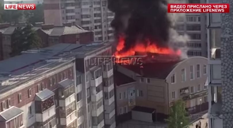 Lángba borult egy orosz bevásárlóközpont teteje – videó