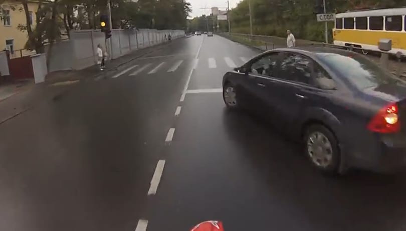 Videó: ezt látja egy balról előző motoros, ha nem jön össze manőver 