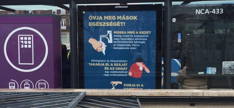 Plakátokon népszerűsíti a kézmosást és a zsebkendőhasználatot a főváros