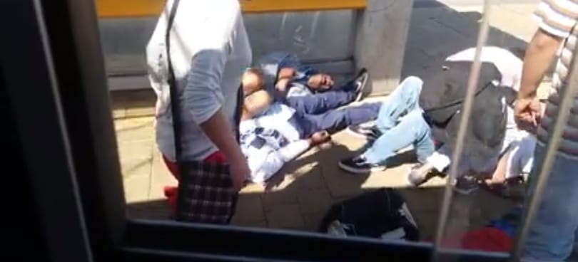 Földön rángatózó fiatalokat videóztak le az 1-es villamos megállójában
