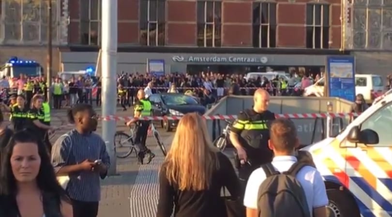Gyalogosok közé hajtott egy autó az amszterdami főpályaudvarnál