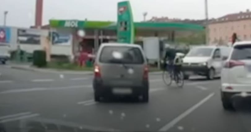 Biciklisek karamboloztak a budapesti dugóban, ebből is lehet tanulni