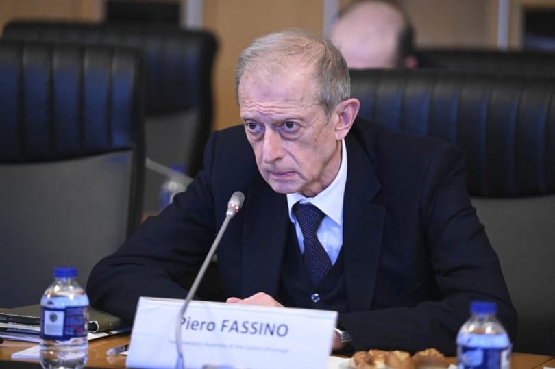 A volt olasz igazságügy-minisztert rajtakapták, amint Chanel-parfümöt lop a római reptéren