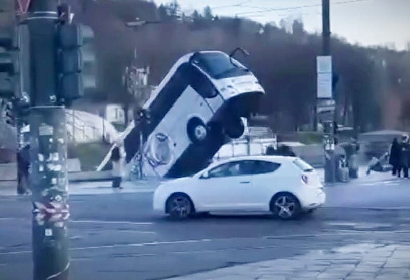 Videón a pillanat, amikor a belezuhant az olasz turistabusz a Pó folyóba