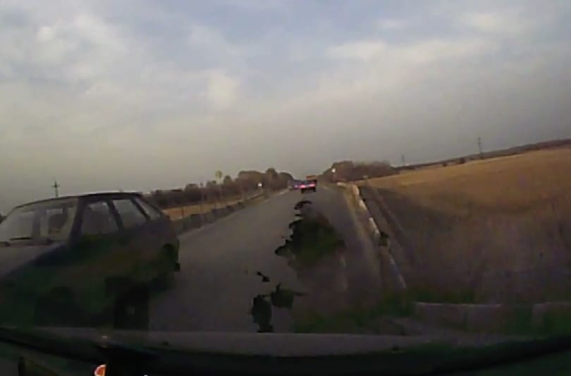 Beszakadt az aszfaltút egy autós előtt – videó