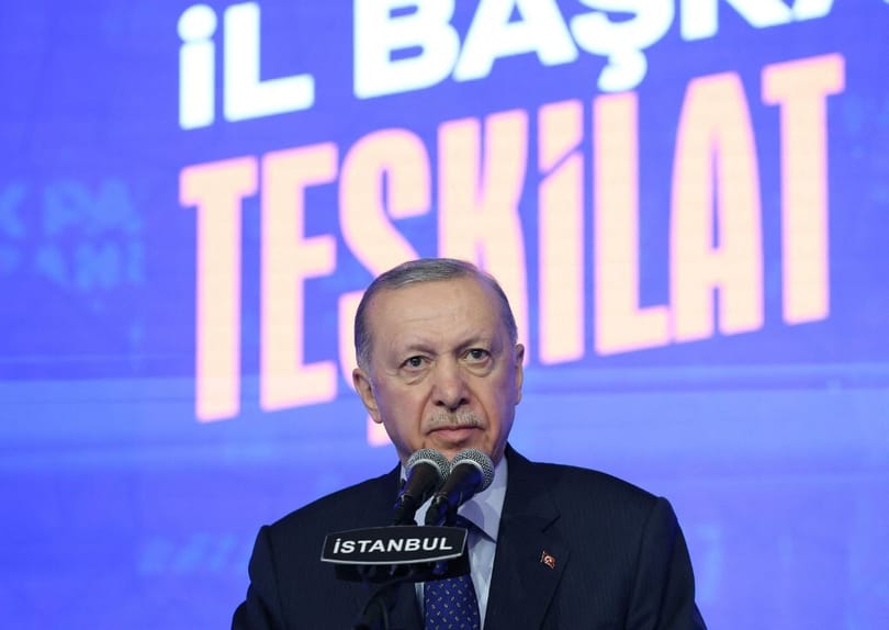 Felfüggesztett börtönt kapott egy svéd újságíró Törökországban Erdogan megsértése miatt