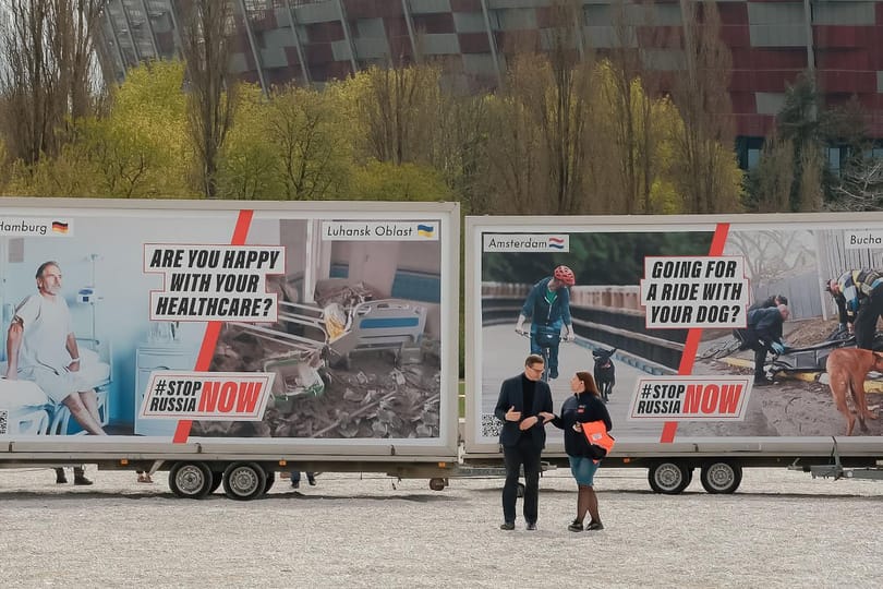 Oroszország és a háború elleni plakátokkal szórja tele Európát a lengyel kormány 