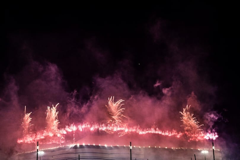 Boldogok, hogy meccset nézhetnek – így ábrázolja most az Al Jazeera a katari stadionokat építő vendégmunkásokat