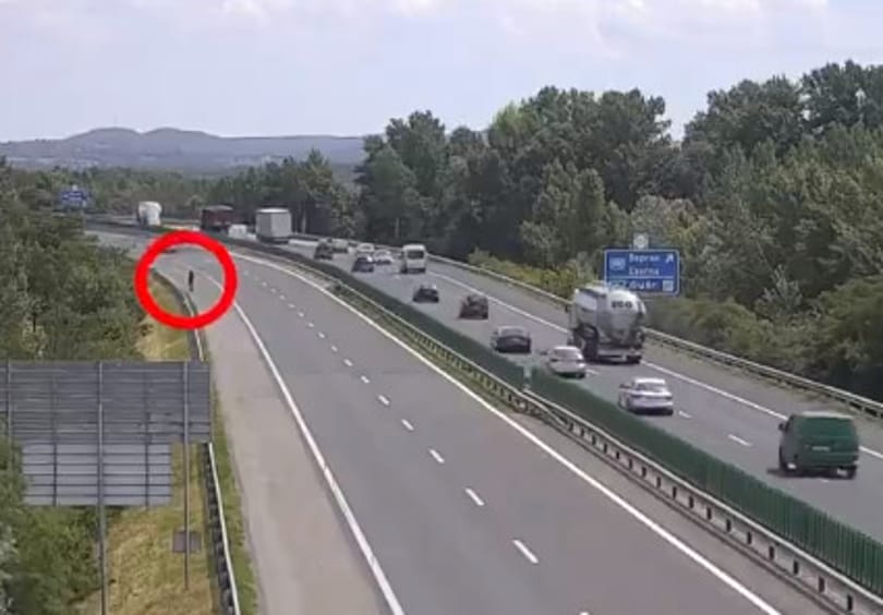 Ketten is biciklivel mentek fel az autópályára – videó