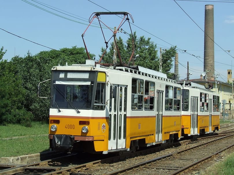 Ököllel, maszk nélkül ütötte a villamosvezetőt