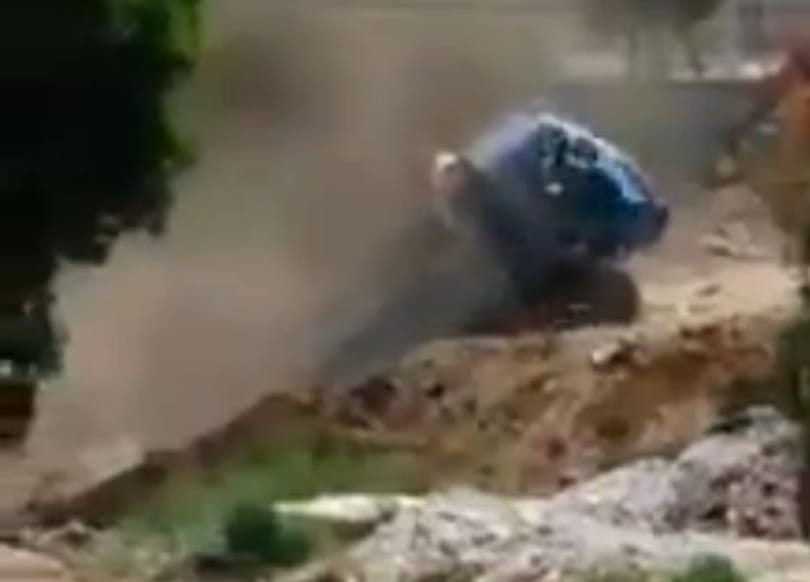 Megnyílt a föld egy teherautó alatt Kínában - videó