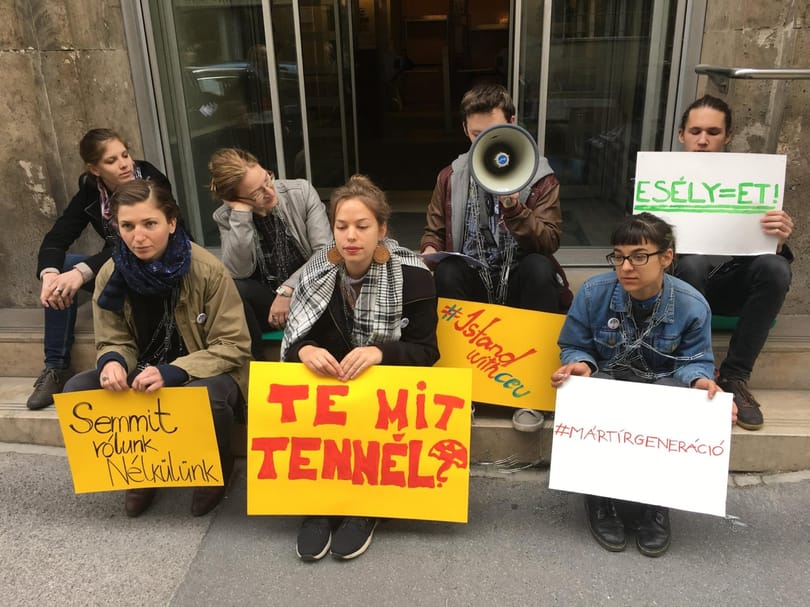Az Emmi elé ültek a Tanítanék tüntető aktivistái
