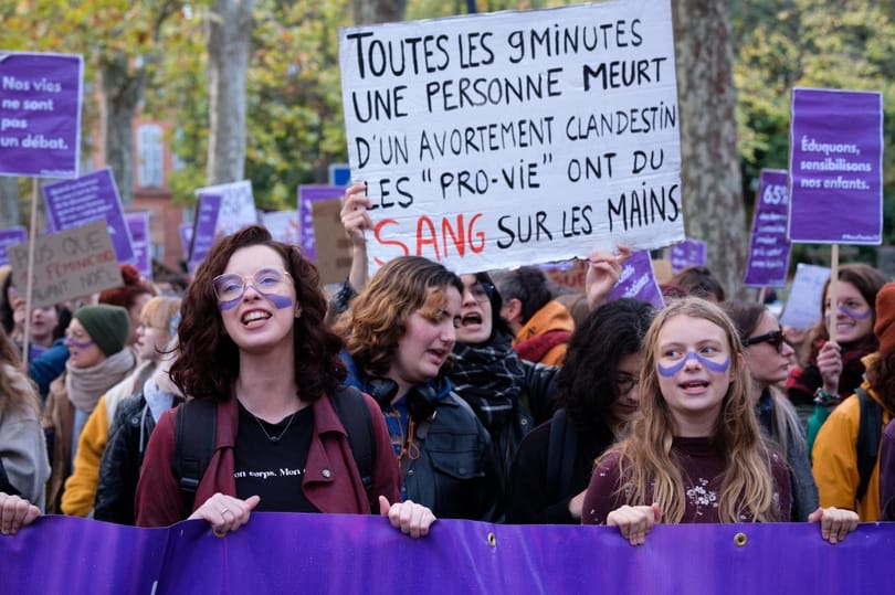 Az abortuszjog alkotmányba foglalását szavazták meg a francia törvényhozók