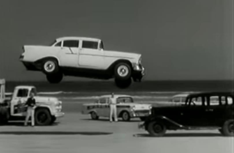 Zseniális retro videó: így trükköztek a kaszkadőrök a Chevyvel 1956-ban