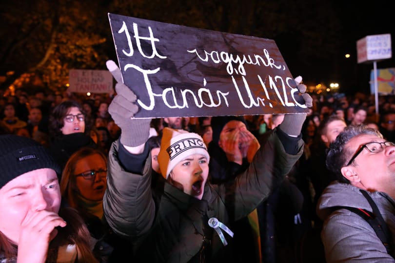 Tüntetés volt a Fazekas-gimnáziumnál, már több mint 30 iskolából csatlakoztak a polgári engedetlenséghez