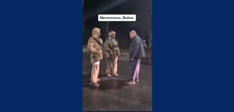 Egy idős ukrajnai orosz nagyon kiosztotta az országba betört orosz katonákat - videó