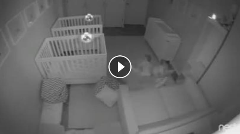 Bekamerázták a szülők egy 2 éves ikrek szobáját estére, és amit reggel láttak, azon tényleg meglepődtek – videó