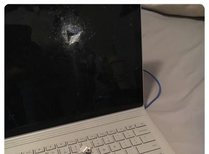 Reméljük, igaz, viccnek rossz lenne: fellőtt a szomszéd, a laptop állította meg a golyót