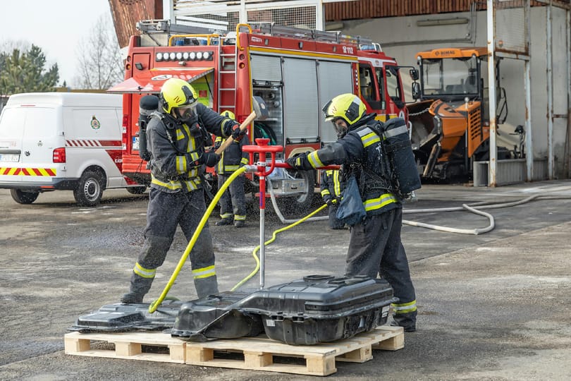 Szuperfegyvert kaptak a tűzoltók a villanyautótüzek oltásához – képek