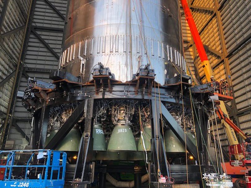 Egyetlen éjszaka alatt 29 hajtóművet szerelt a SpaceX a rakétára, amellyel embereket vinnének a Marsra